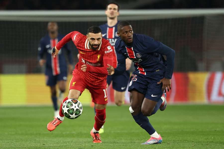 Mohamed Salah (l.) ist bei der Pariser Verteidigung bislang in guten Händen.