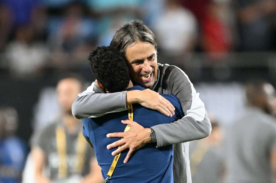 Simone Inzaghi abbraccia un membro del suo staff