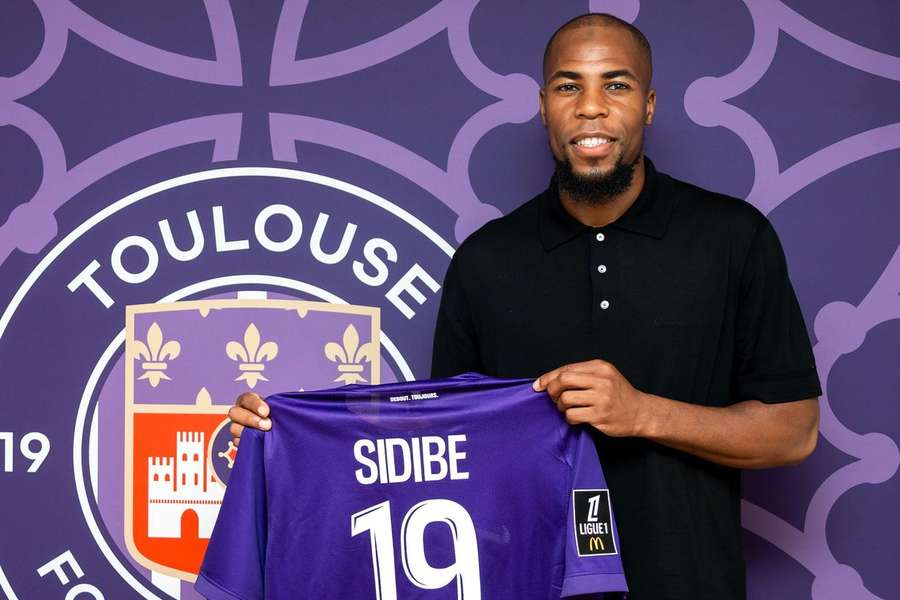 Djibril Sidibé assinou pelo Toulouse