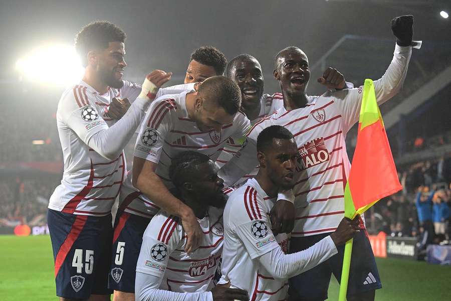 Celebración del Brest tras el primer gol contra el Sparta de Praga en la Liga de Campeones.