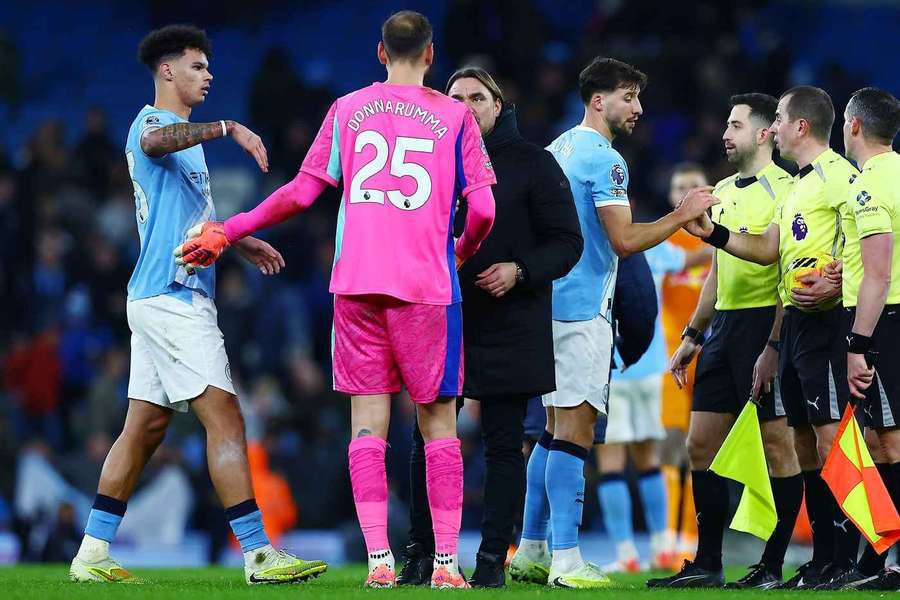 Daniel Farke (m.) stellt Gianluigi Donnarumma (l.) zur Rede. Daniel Farke (m.) stellt Gianluigi Donnarumma (l.) zur Rede.