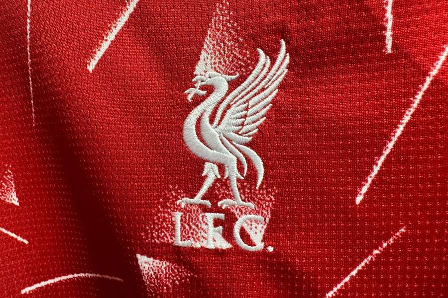 Das Liverpool-Logo bekommt einen neuen Partner auf der Brust. Das Liverpool-Logo bekommt einen neuen Partner auf der Brust.