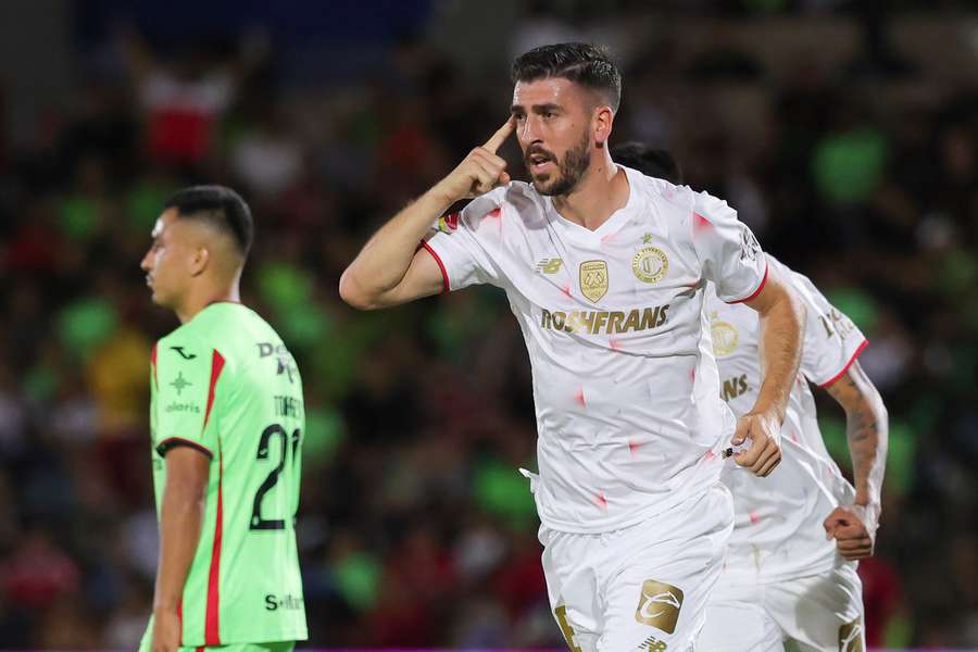 Paulinho celebra pelo Toluca