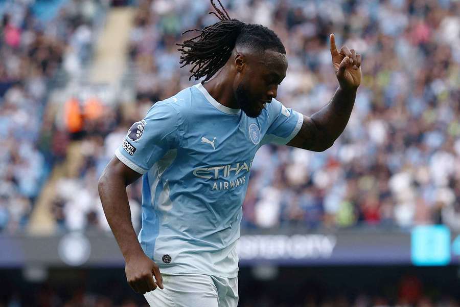 Antoine Semenyo fez dois dos cinco gols do Manchester City na partida Antoine Semenyo fez dois dos cinco gols do Manchester City na partida
