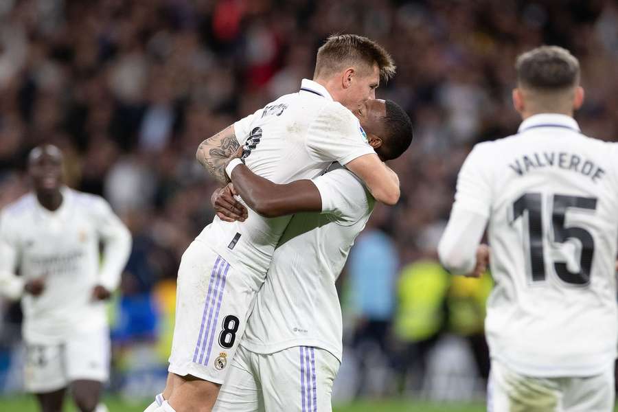 David Alaba nimmt Toni Kroos Huckepack