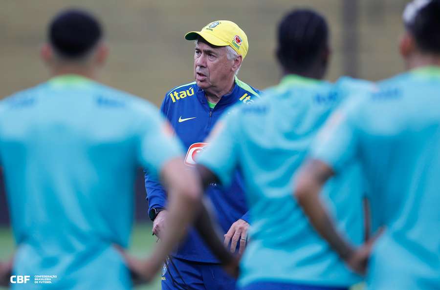 Ancelotti durante o treino da Seleção em Guayaquil