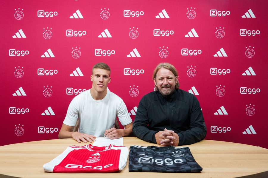 Jakov Medic (l) en directeur voetbalzaken Sven Mislintat