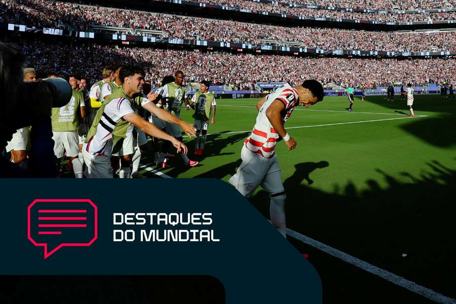 Malik Tillman é felicitado pelos seus colegas de equipa após marcar pelos EUA Malik Tillman é felicitado pelos seus colegas de equipa após marcar pelos EUA