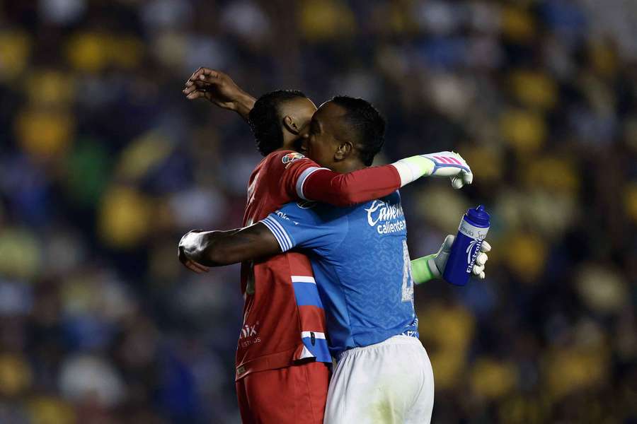 Mier y Ditta se abrazan