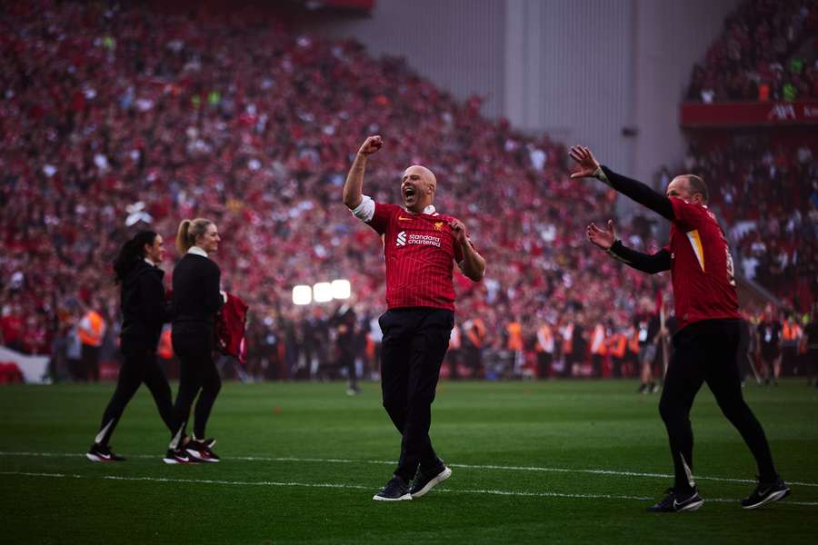 Managerul lui Liverpool, Arne Slot, sărbătorește câștigarea titlului în Premier League după o victorie asupra lui Tottenham Hotspur FC, pe 27 aprilie 2025 la Liverpool, Anglia.