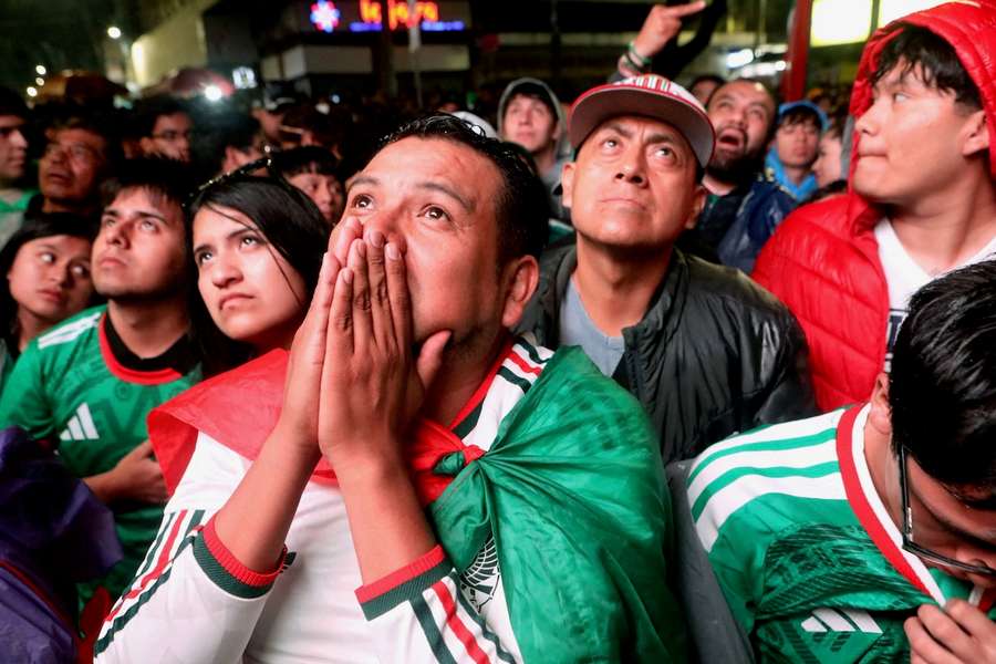 Die mexikanischen Fans mussten gegen England das bittere Ausscheiden hinnehmen. Die mexikanischen Fans mussten gegen England das bittere Ausscheiden hinnehmen.
