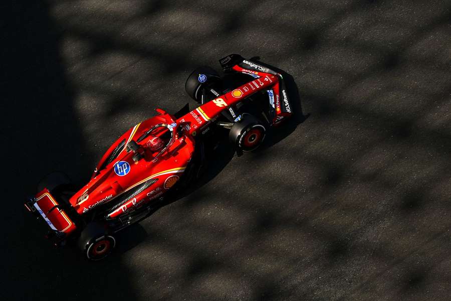 Charles Leclerc, piloto de Ferrari, montado en su monoplaza