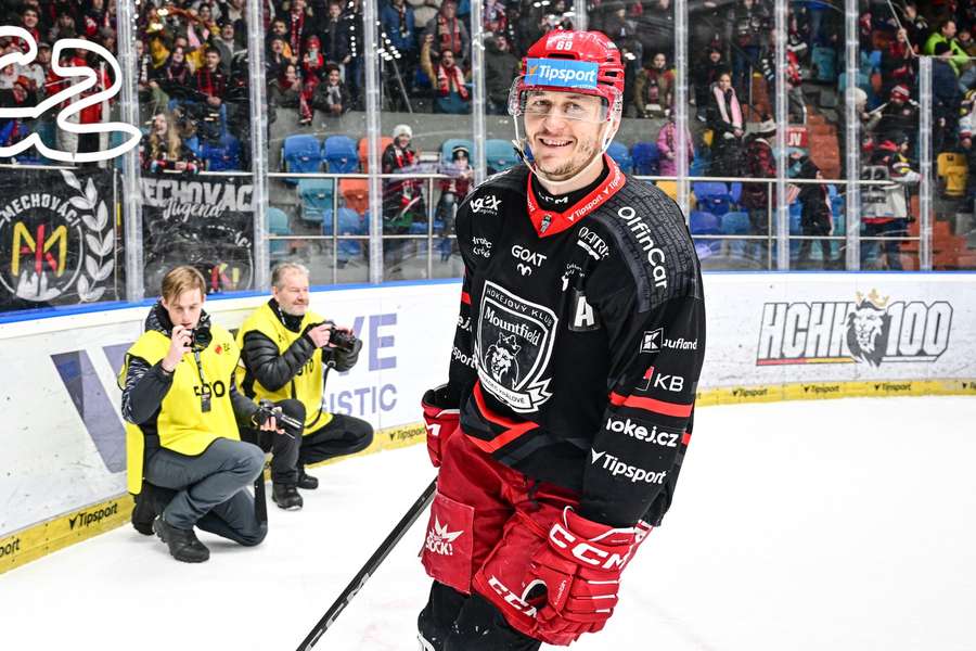 Lukáš Radil z Hradce Králové slaví výhru na Pardubicemi.