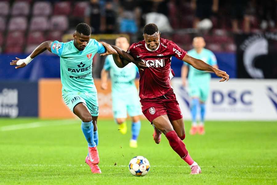 Florent Poulolo în duel cu Mohamed Badamosi de la CFR Cluj