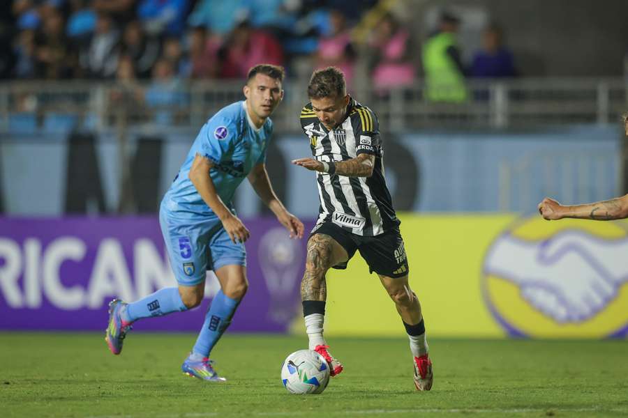 Bernard recolocou Galo no jogo no segundo tempo Bernard recolocou Galo no jogo no segundo tempo