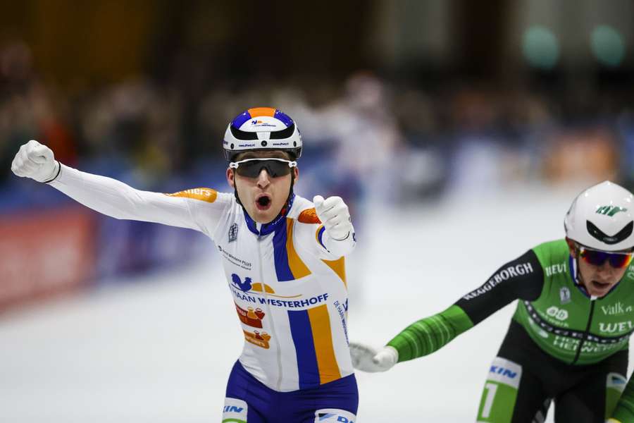 Luc ter Haar juicht na het winnen van het NK Marathon in de Elfstedenhal