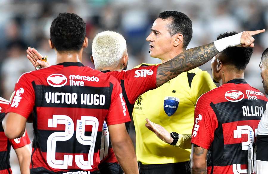 Flamengo reclamou da arbitragem após eliminação