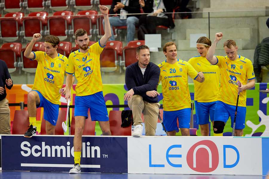 Niklas Nordén na střídačce švédského týmu. Niklas Nordén na střídačce švédského týmu.