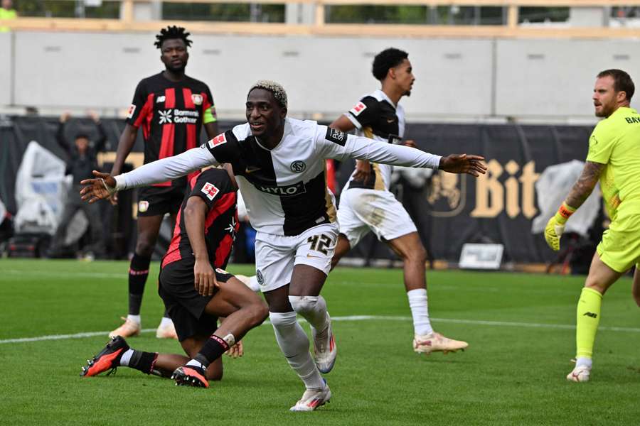 David Ngabi Mokwa celebrates his goal for Elversberg against Bayer