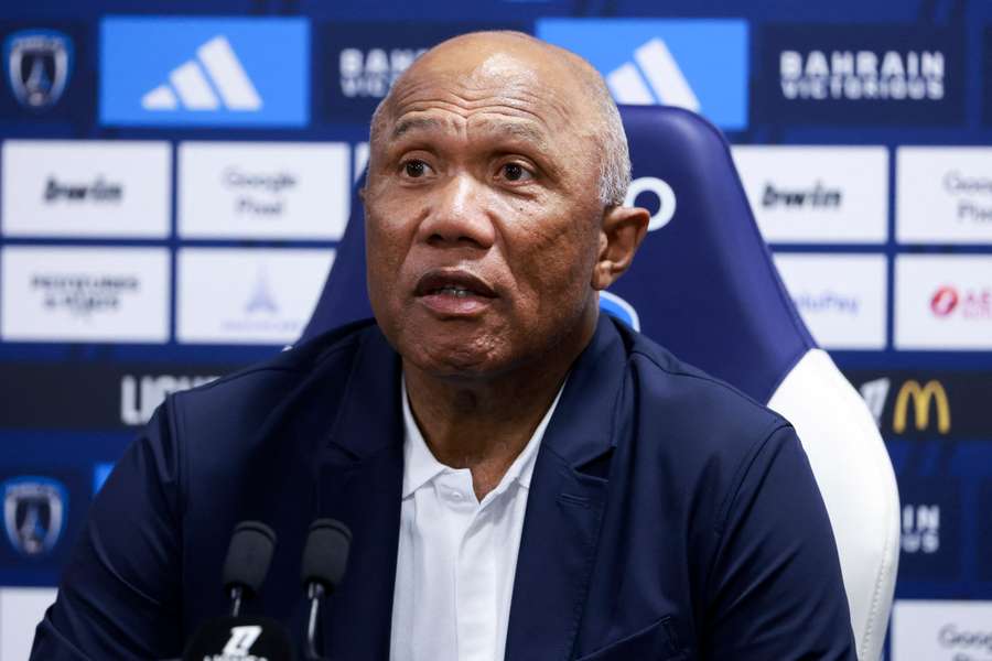 Antoine Kombouaré durante o seu tempo no Paris FC Antoine Kombouaré durante o seu tempo no Paris FC