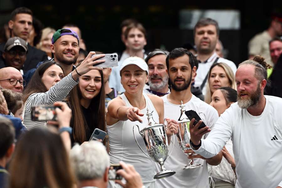 Mate Pavic en Lyudmyla Kichenok poseren met de beker