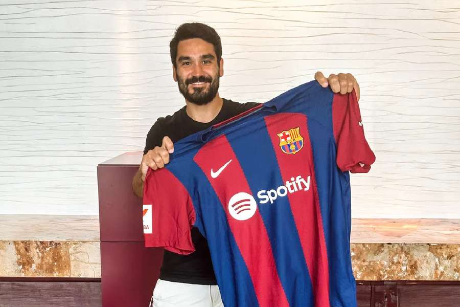 Gündogan posa con la camiseta del Barça
