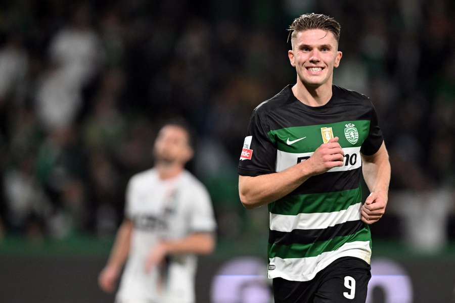 Sporting Lisbon's Swedish forward Viktor Gyokeres celebrates scoring his fourth goal against Estrela Amadora