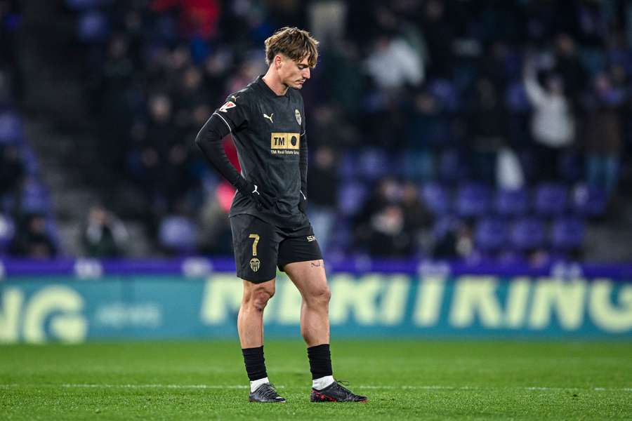 Sergi Canós se lamenta sobre el césped.