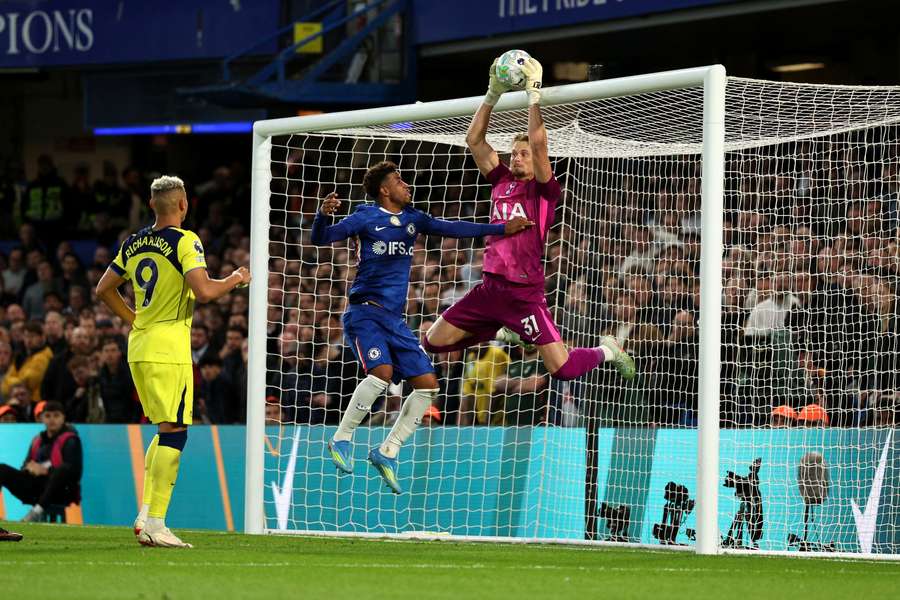 Kinský zasahuje v utkání proti Chelsea.