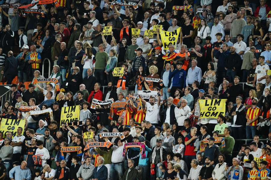 La afición del Valencia lleva años pidiendo que Lim venda el club