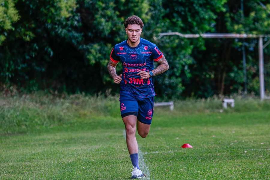 Arthur Viana assina pelo Feirense até 2028