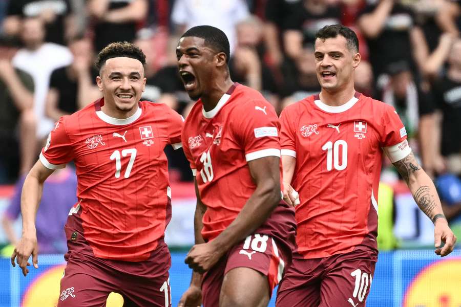 Suiza se impone a Hungría en la primera jornada.