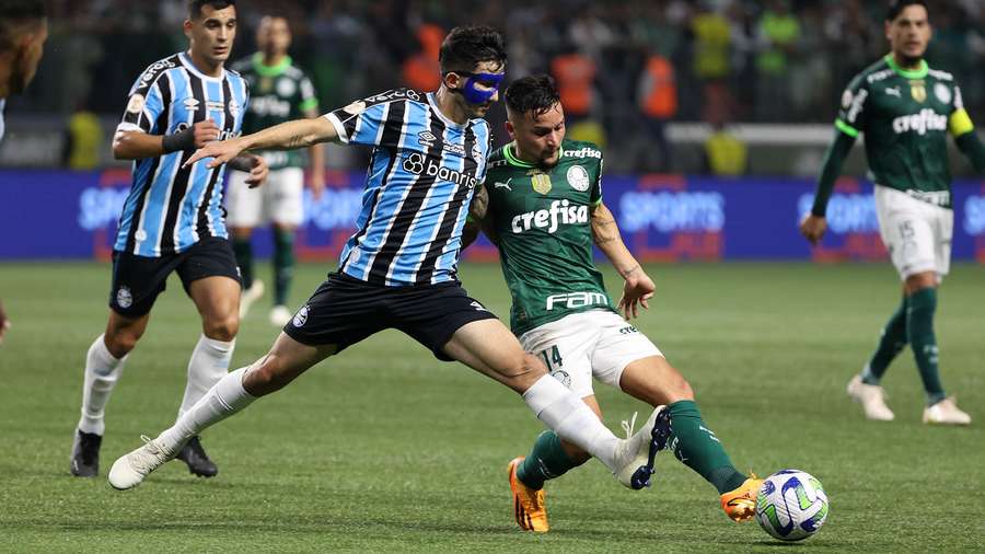 Grêmio e Palmeiras brigam pelas primeiras posições