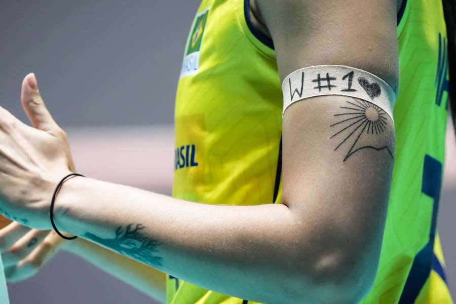 Naiane, levantadora do Brasil, jogou com faixa em homenagem a Walewska no Pré-Olímpico