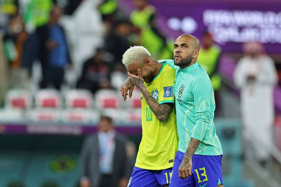 Daniel Alves consola Neymar após eliminação da Seleção Brasileira na Copa do Mundo do Catar