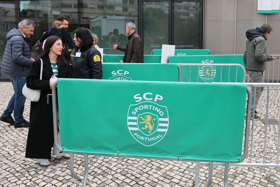 Fila para votar nas eleições do Sporting, no Pavilhão João Rocha
