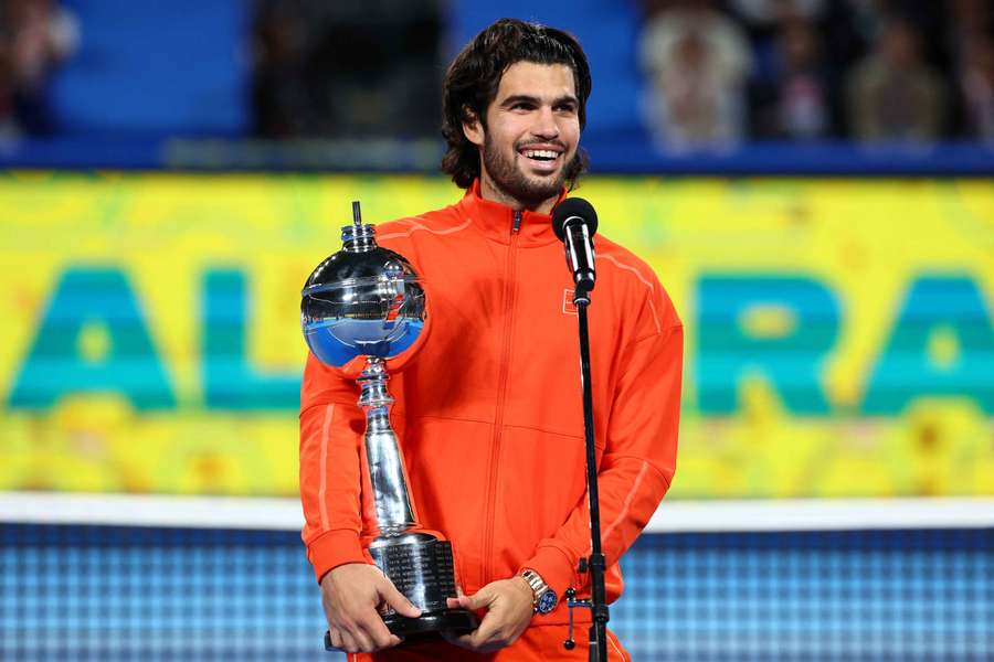 Carlos Alcaraz con il suo primo trofeo da febbraio