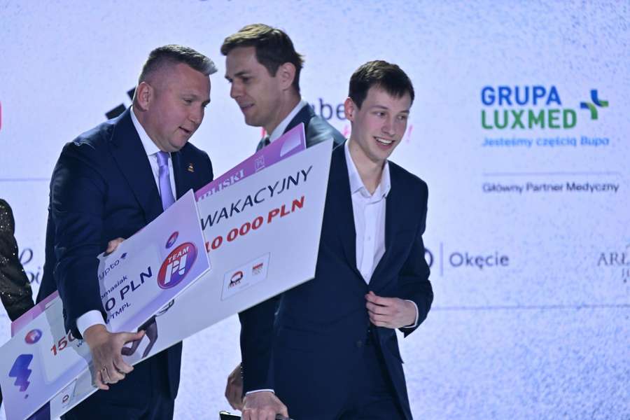 Radosław Piesiewicz (L) i Kacper Tomasiak (P). Zawodnicy otrzymali nagrody od PKOL oraz sponsora – giełdy kryptowalut Zonda. Warszawa, 11.04.2026. 