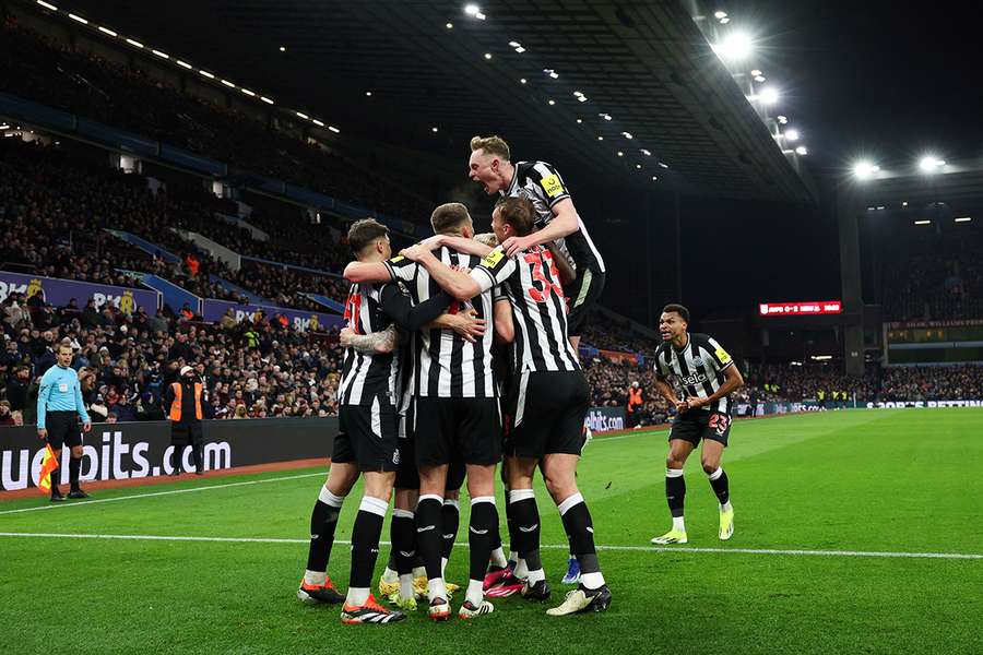 Los jugadores del Newcastle celebran uno de sus tantos