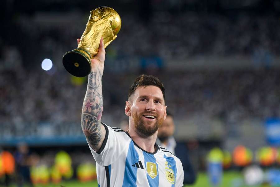 Na posledním MS dovedl Lionel Messi Argentinu k titulu. Na posledním MS dovedl Lionel Messi Argentinu k titulu.