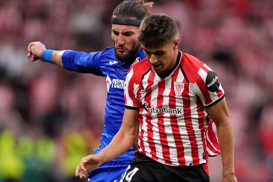Txus Vizcay ante Nemanja Gudelj, en el Athletic-Getafe Txus Vizcay ante Nemanja Gudelj, en el Athletic-Getafe