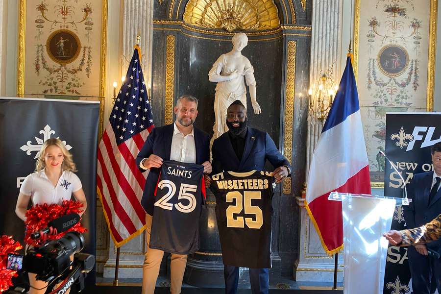 John McKeon, à gauche, aux côtés de Demario Davis à Paris vendredi.