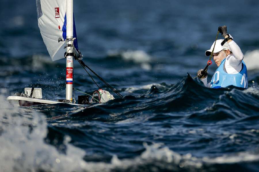 Marit Bouwmeester in de medal race laser radial in Enoshima Yacht Harbour tijdens de Olympische Spelen van Tokio