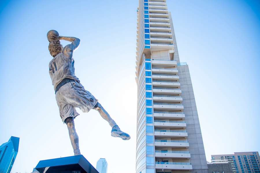 Ein Symbol für seine Verdienste um die Mavericks: Die Nowitzki-Statue in Dallas.