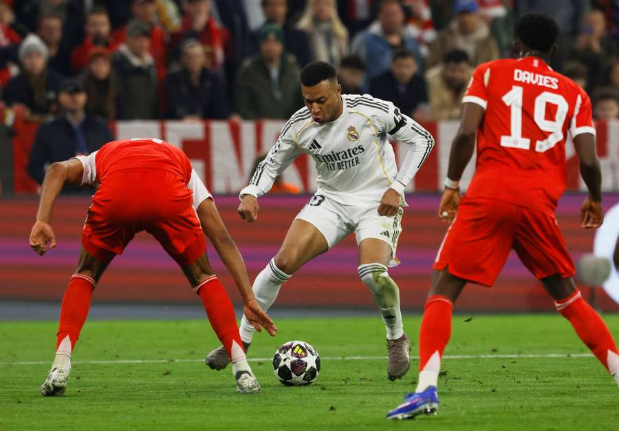 Kylian Mbappe takes on Bayern's defence