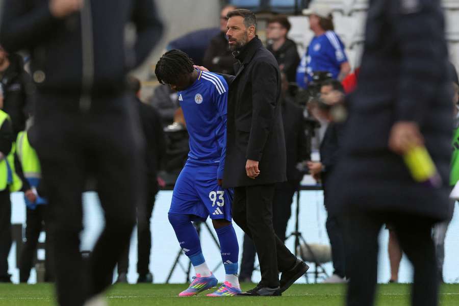 Ruud van Nistelrooy consuela al centrocampista Jeremy Monga tras la derrota ante el Liverpool que selló el descenso del Leicester
