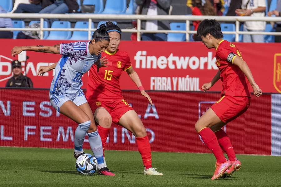 Jenni Hermoso (L) komt weer in actie voor Spanje