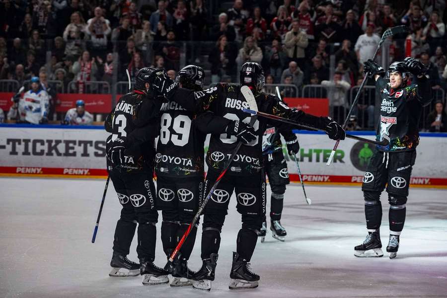 Die Kölner Haie jubeln.