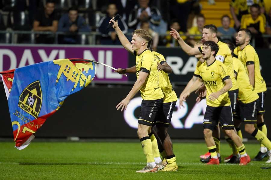 Levi Smans eerder dit seizoen in feestelijke stemming na het thuisduel met NAC Breda