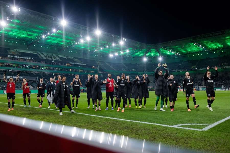 Der FC St. Pauli feiert den Befreiungsschlag in Mönchengladbach. Der FC St. Pauli feiert den Befreiungsschlag in Mönchengladbach.